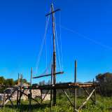 Con loro cominciamo a visitare il parco, il quale � introdotto da una struttura formata da una pedana che al centro ospita un�alta croce realizzata dagli scout 